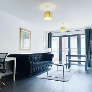 comfort-seaside-two-bedroom-apt.cardiffhotelswales.com/